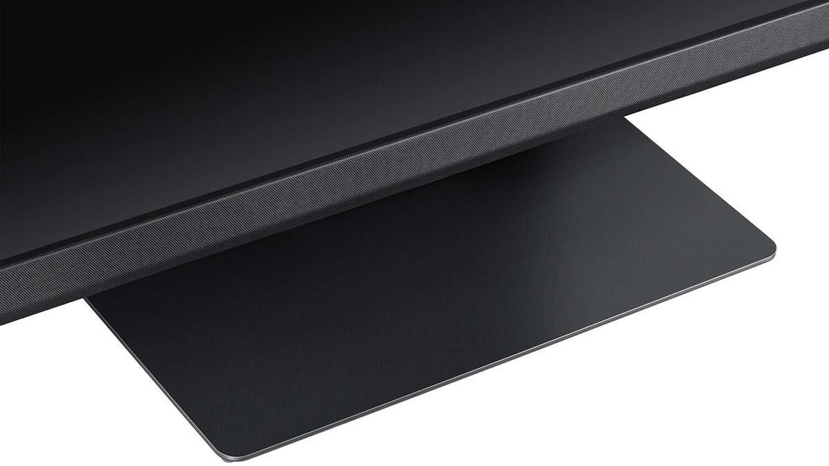 Zbliżenie podstawy i stojaka telewizora. Podstawa jest czarna i prostokątna.