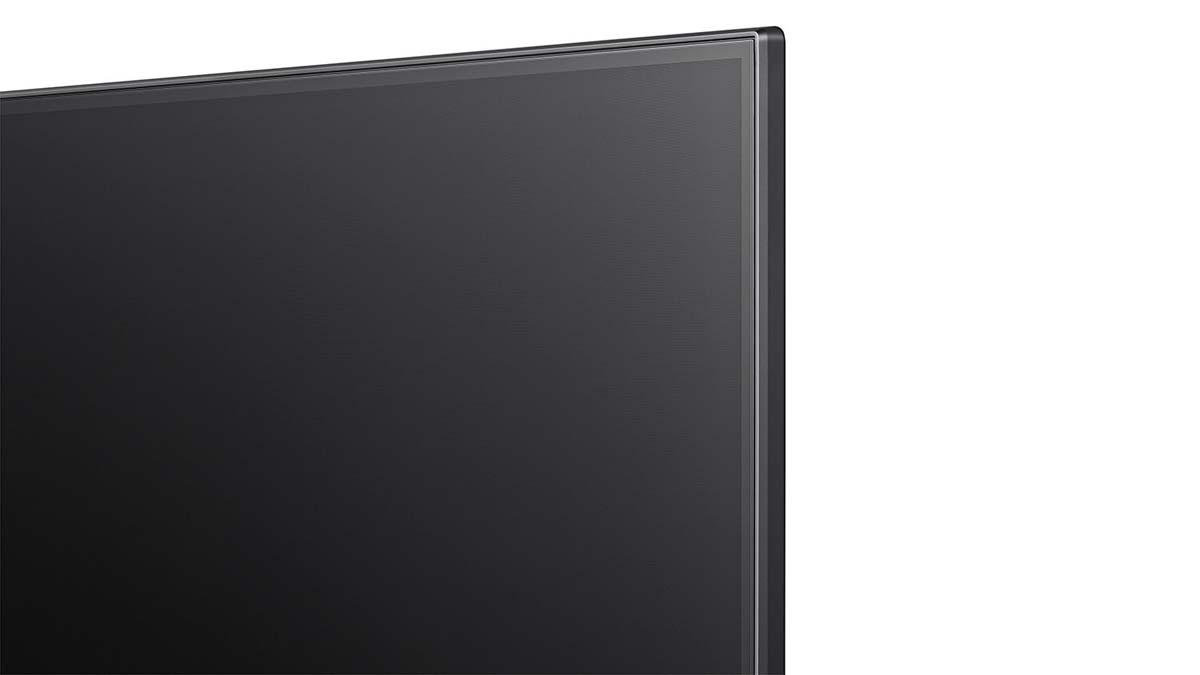 Zbliżenie czarnego ekranu telewizora z cienką ramką.