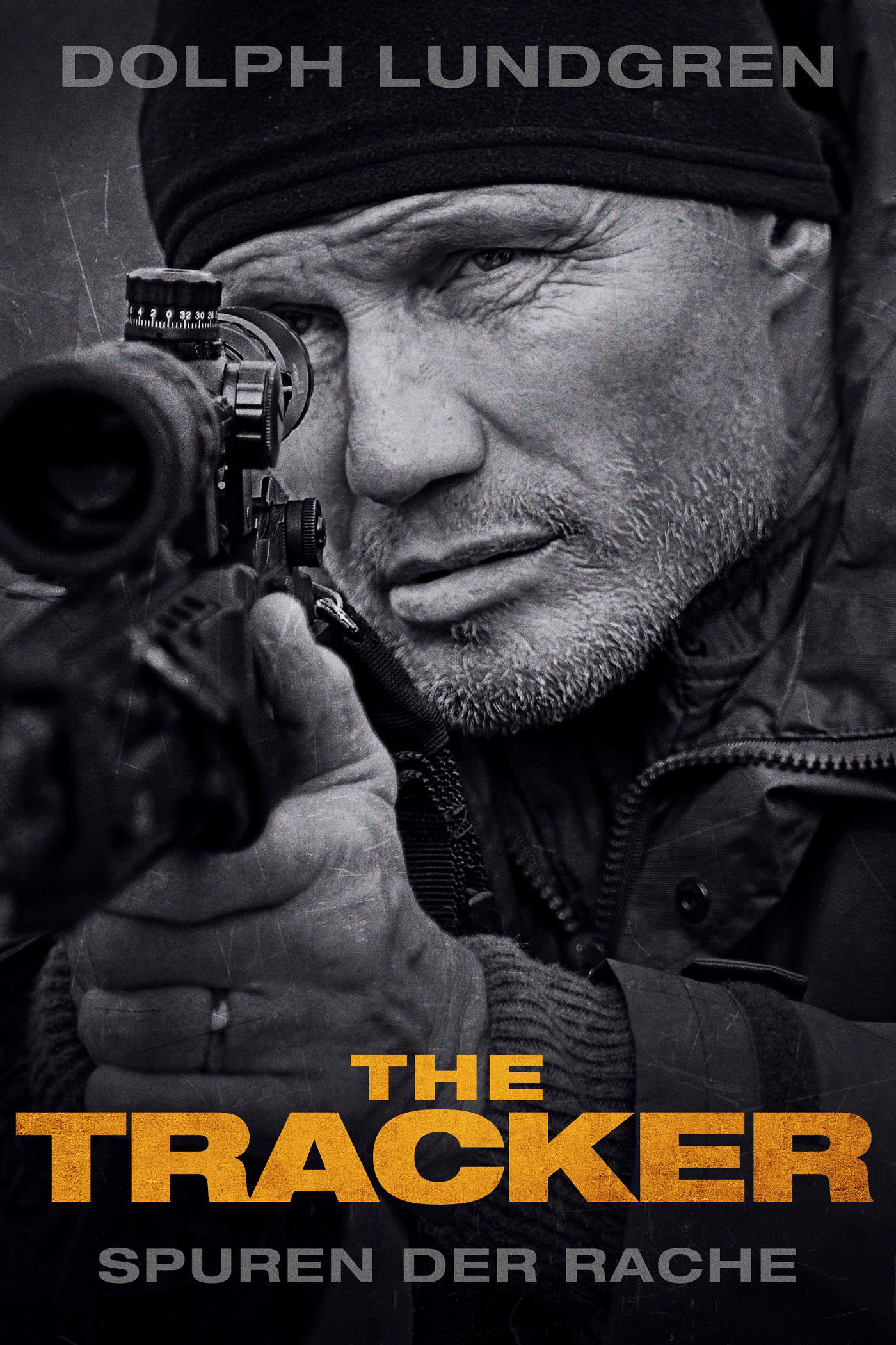 Dolph Lundgren in schwarzer Mütze zielt mit einem Gewehr mit Zielfernrohr. Filmplakat The Tracker.