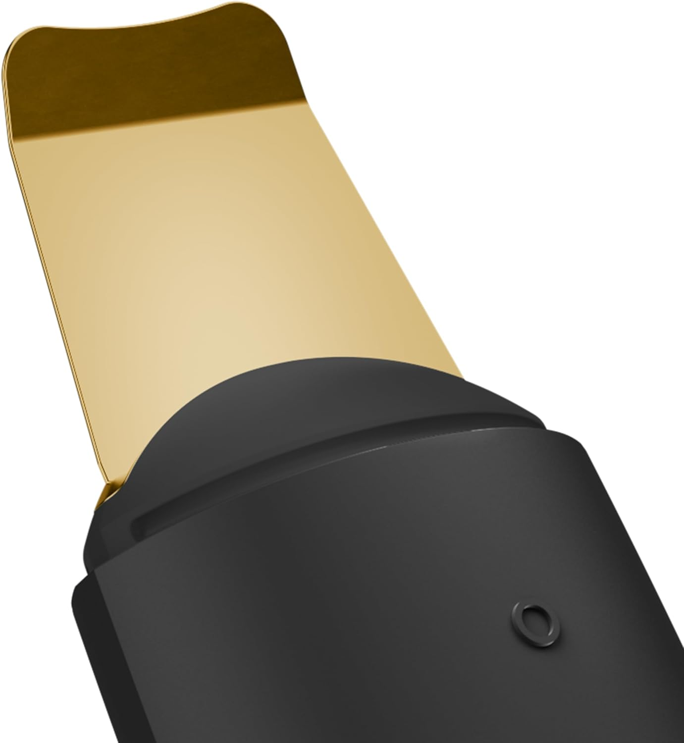 Un primer plano de un dispositivo negro con una placa dorada.