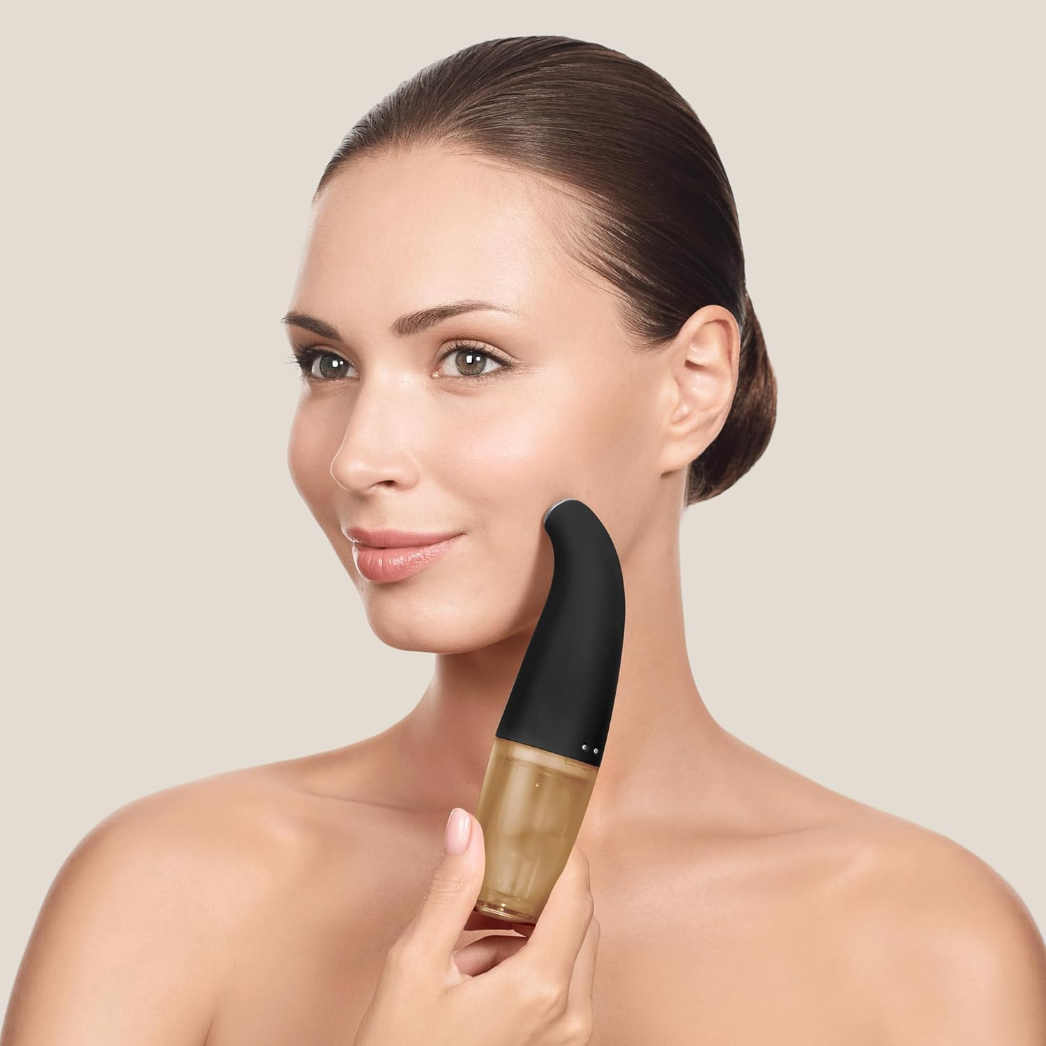 Mujer aplicando un dispositivo cosmético en su rostro.