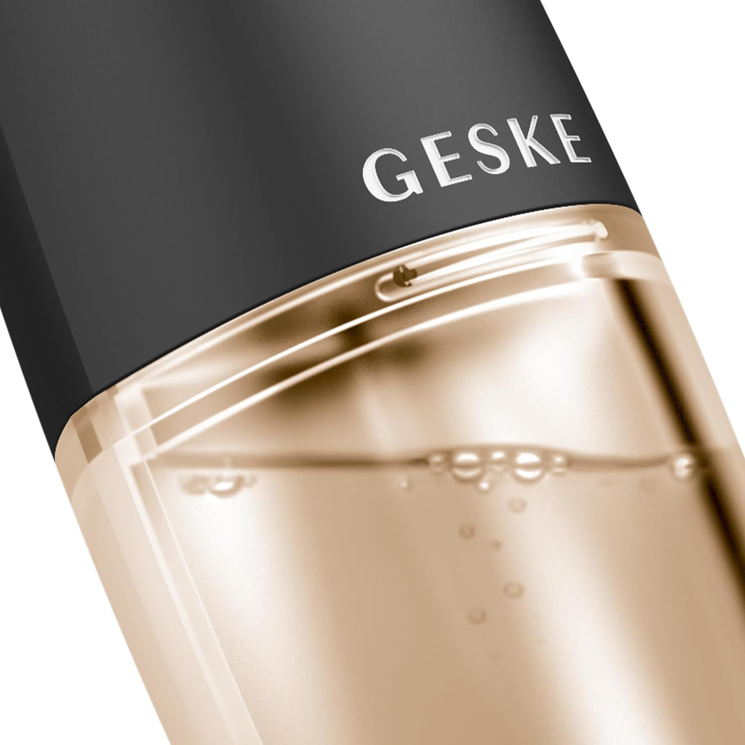 Primer plano de una botella Geske con líquido dorado. La tapa es negra.