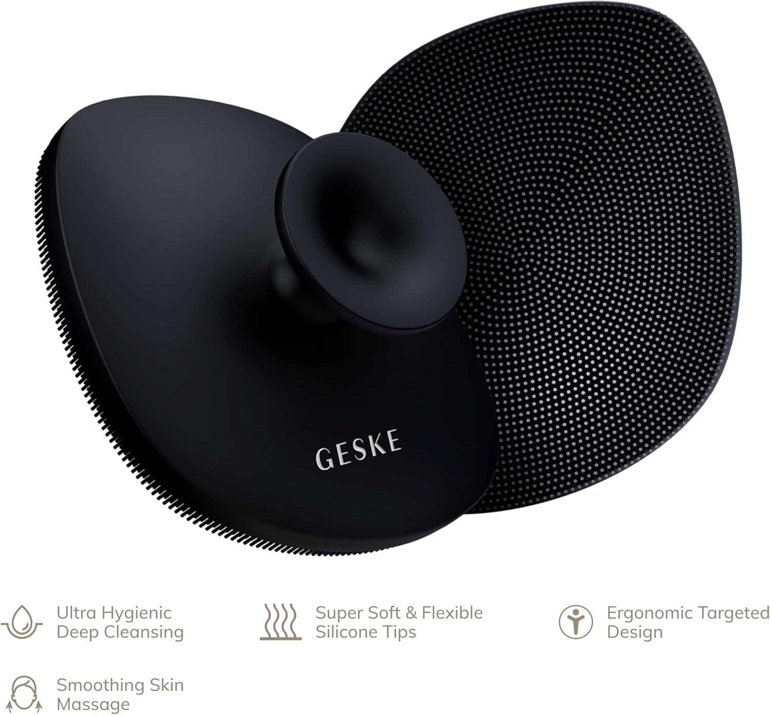 Un cepillo facial negro con mango y superficie texturizada.