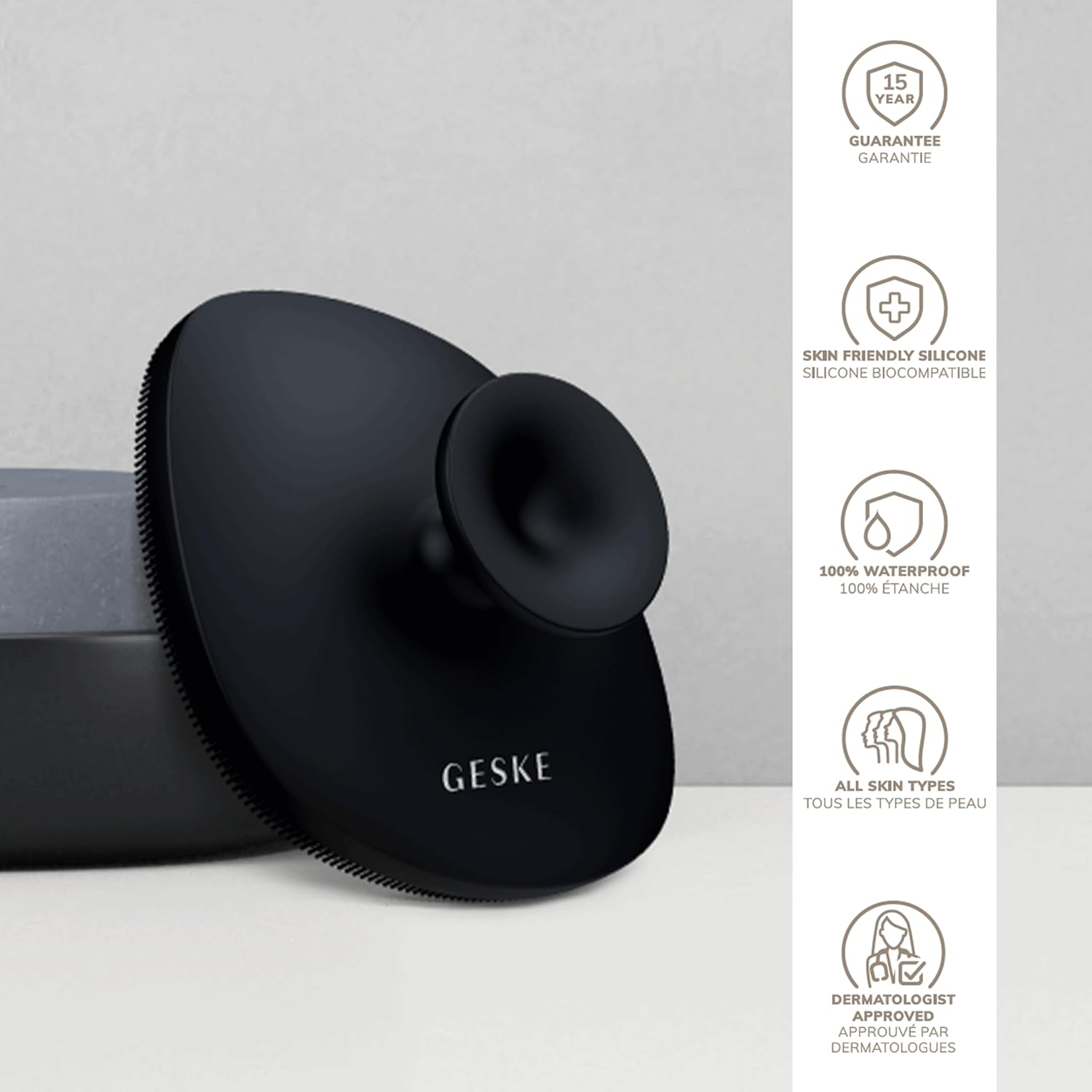 Cepillo facial negro con mango, marca Geske visible e iconos a la derecha.