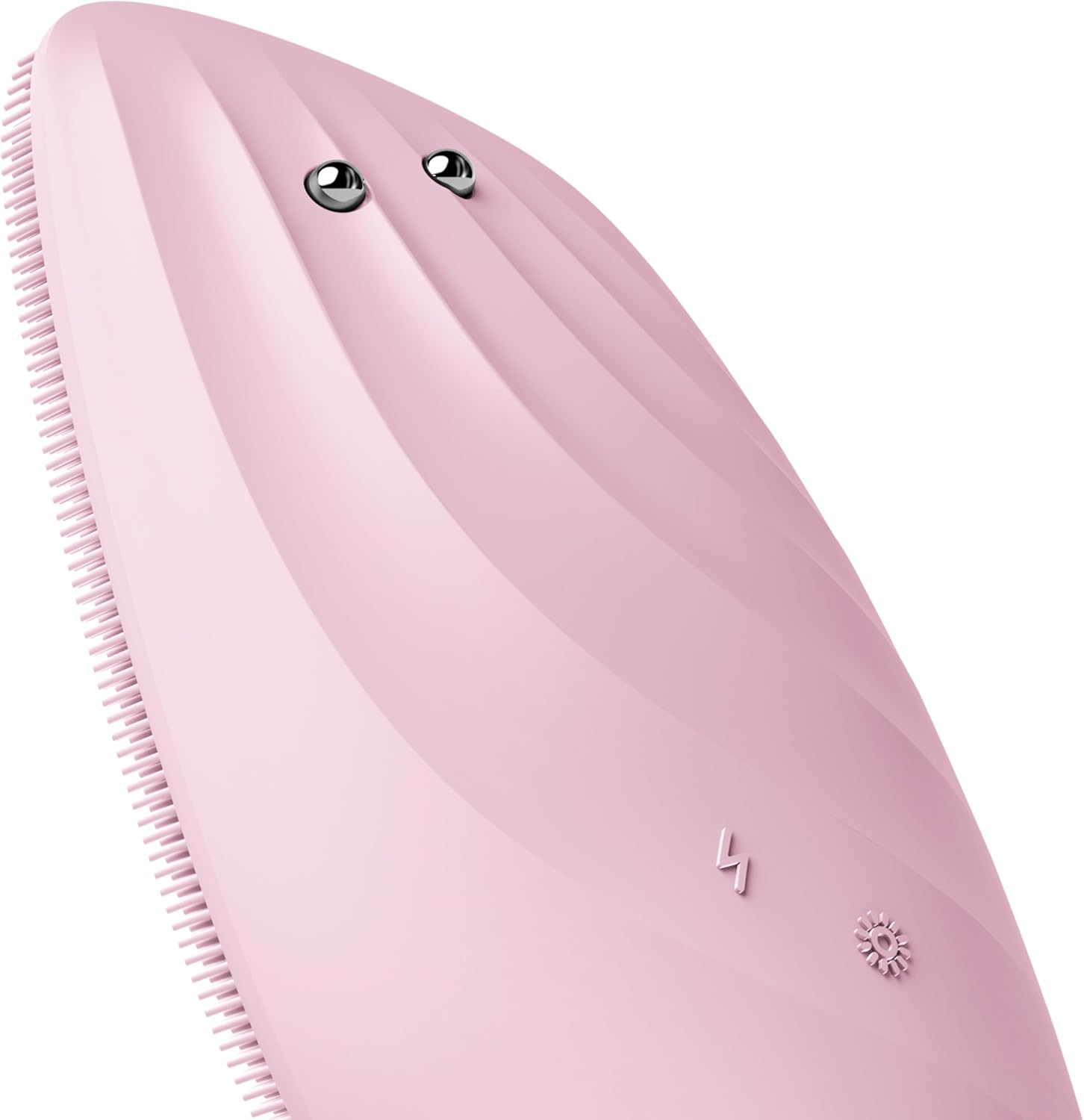 Dispositivo de limpieza facial rosa con un símbolo de carga.