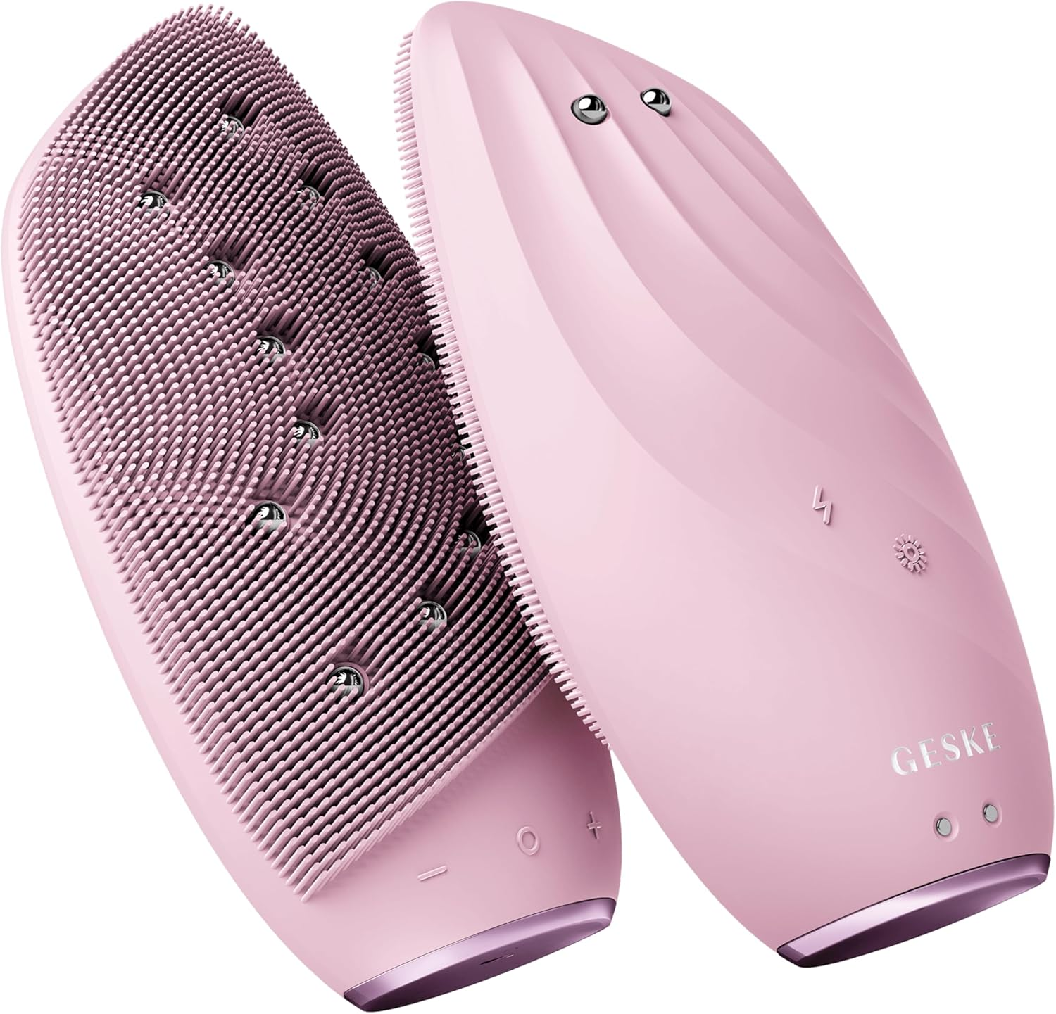 Cepillo de limpieza facial rosa, abierto, con cerdas y tachuelas metálicas. Fondo blanco.