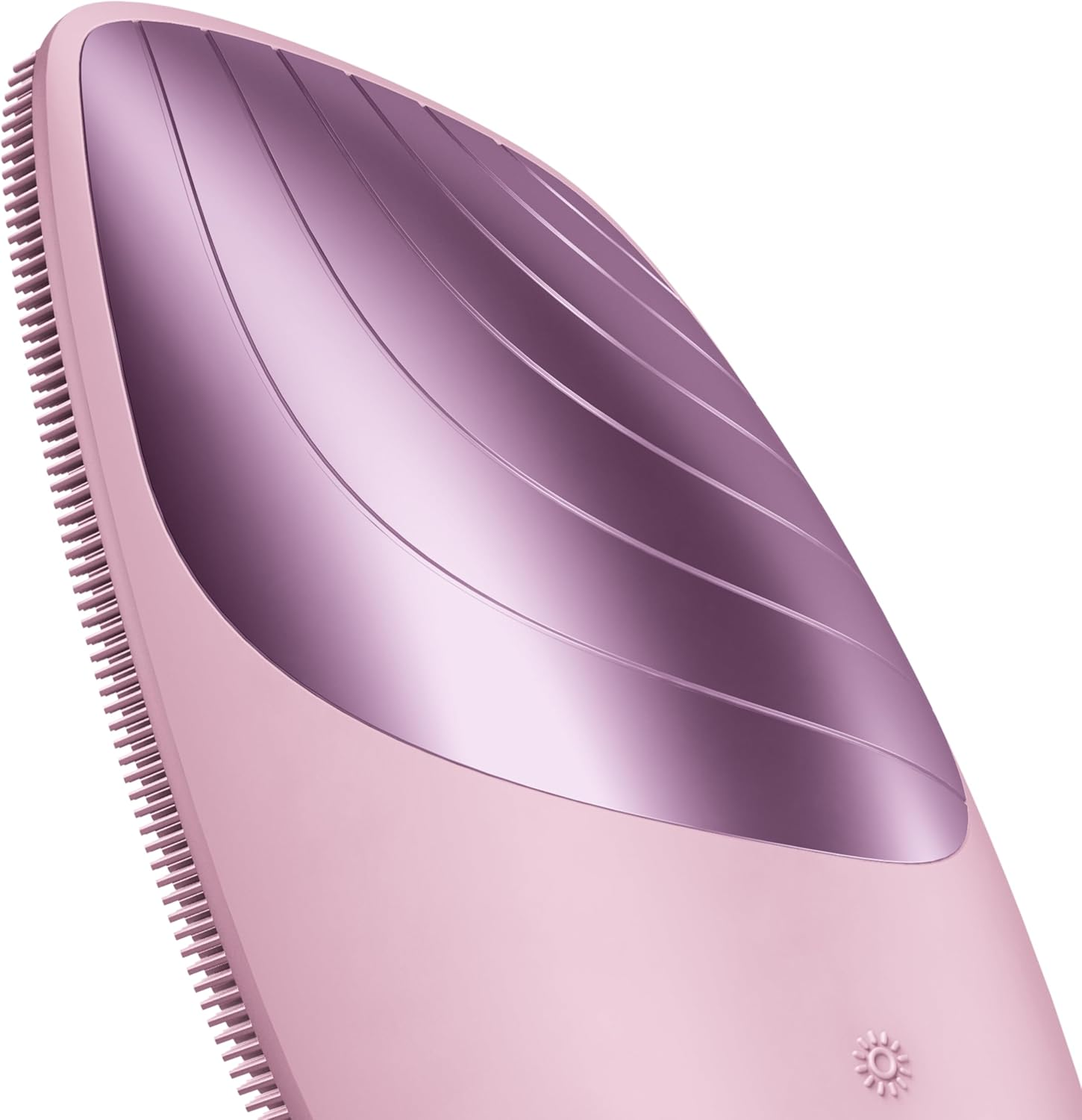 Primer plano del cepillo de limpieza facial rosa. Superficie texturizada con cerdas. Fondo blanco.