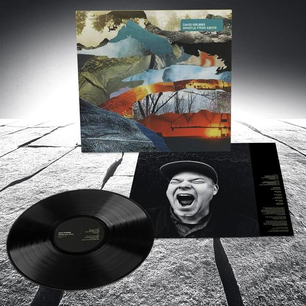 Schallplatte mit Albumcover-Art mit Collage und die Innenseite ist sichtbar.
