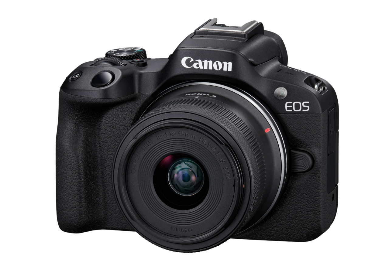 Siyah Canon EOS kamera, bir lens takılı, siyah bir arka plan üzerinde.