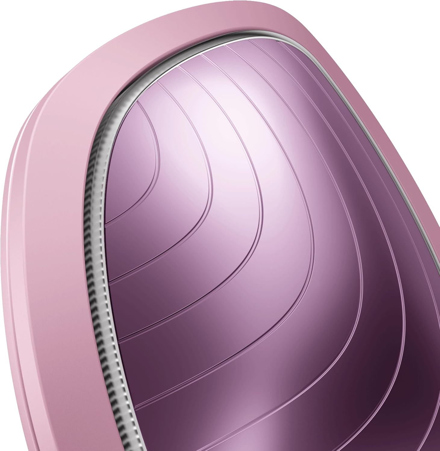 Primer plano de un dispositivo de belleza rosa, con borde plateado y diseño interior.