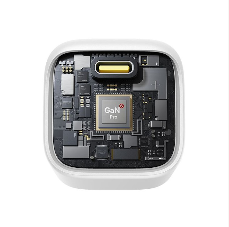 Görünür bir devre kartına sahip beyaz şarj cihazı. Üstte bir USB-C bağlantı noktası ve bir GaN Pro işaretine sahiptir.