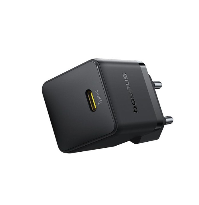 Siyah Baseus şarj cihazı. Sarı bir USB-C portu ve bir priz için iki pimi vardır.