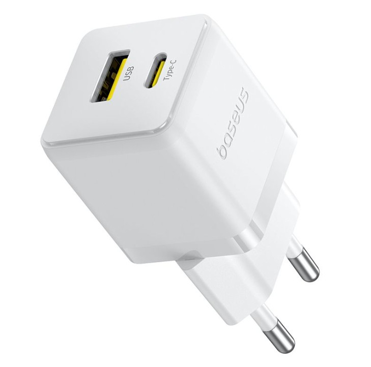 USB ve Type-C bağlantı noktalarına ve iki çatal iğneye sahip beyaz bir Baseus duvar şarj cihazı, açılı görünüm.