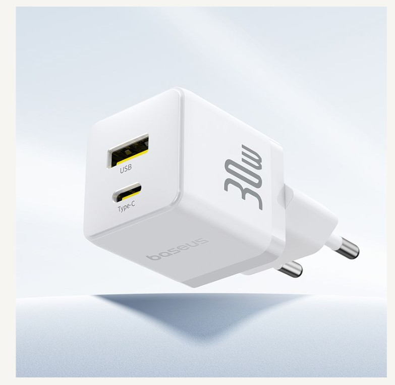 Beyaz Baseus 30W şarj cihazı, USB ve Type-C portlu. Beyaz zemin.