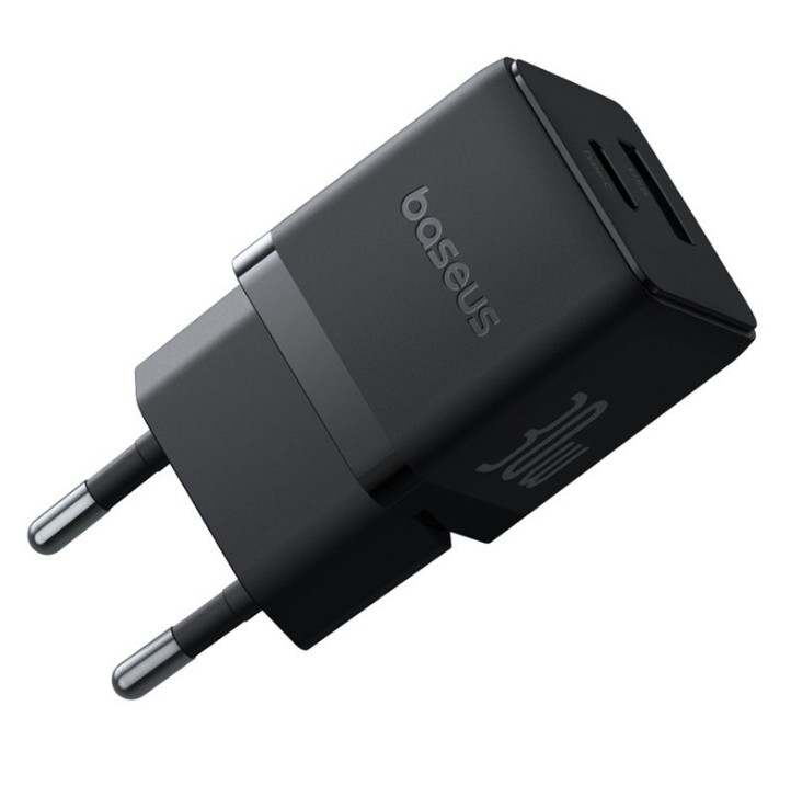 Beyaz bir yüzey üzerinde siyah bir Baseus 30W şarj cihazı fişi.