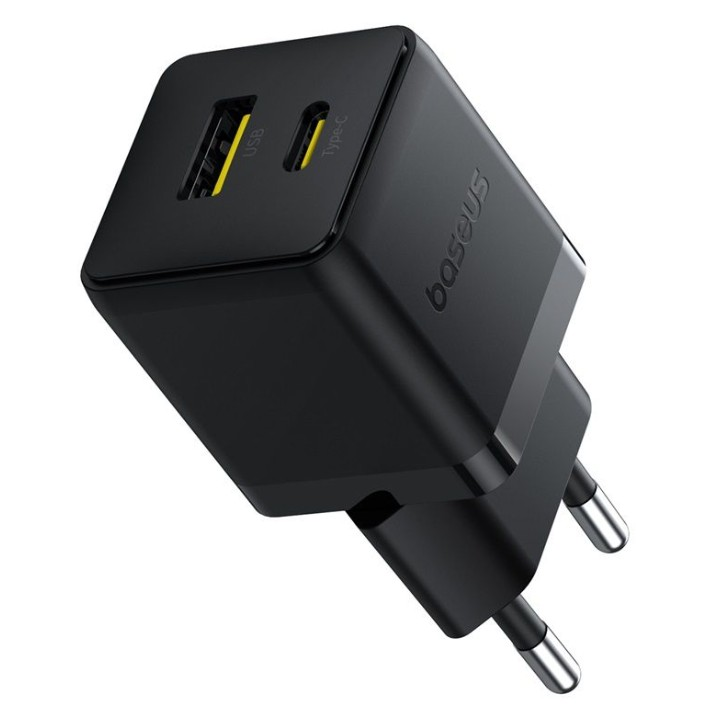 Baseus markasıyla iki pime sahip siyah bir USB ve Type-C şarj cihazı.