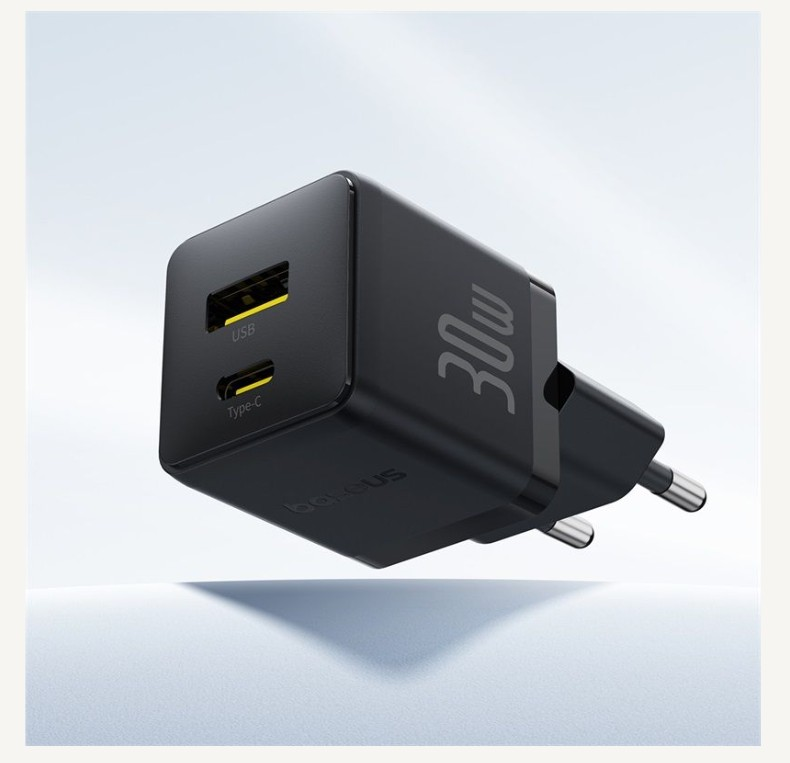 İki bağlantı noktası ve iki pimi olan siyah bir Baseus 30W şarj cihazı.