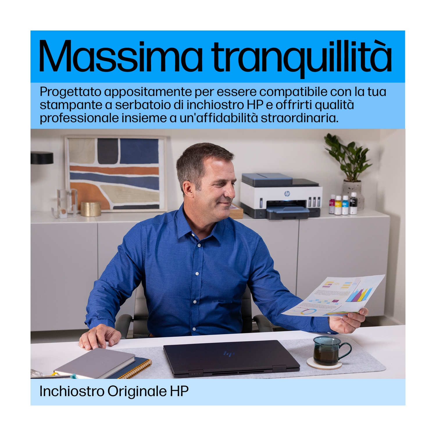 Uomo guarda documenti, laptop e stampante sullo sfondo, blu e bianco.