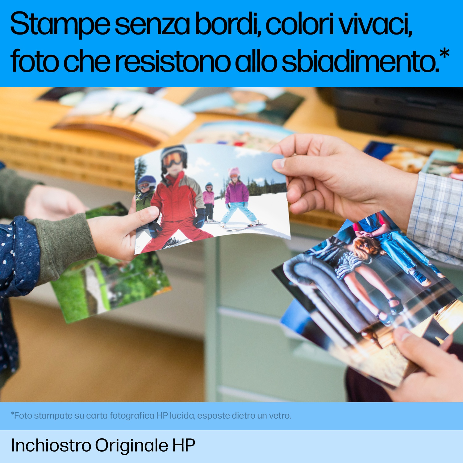 Mani che tengono foto di sciatori e una coppia. Testo: 'Stampe senza bordi, colori vivaci, foto che resistono allo sbiadimento.'