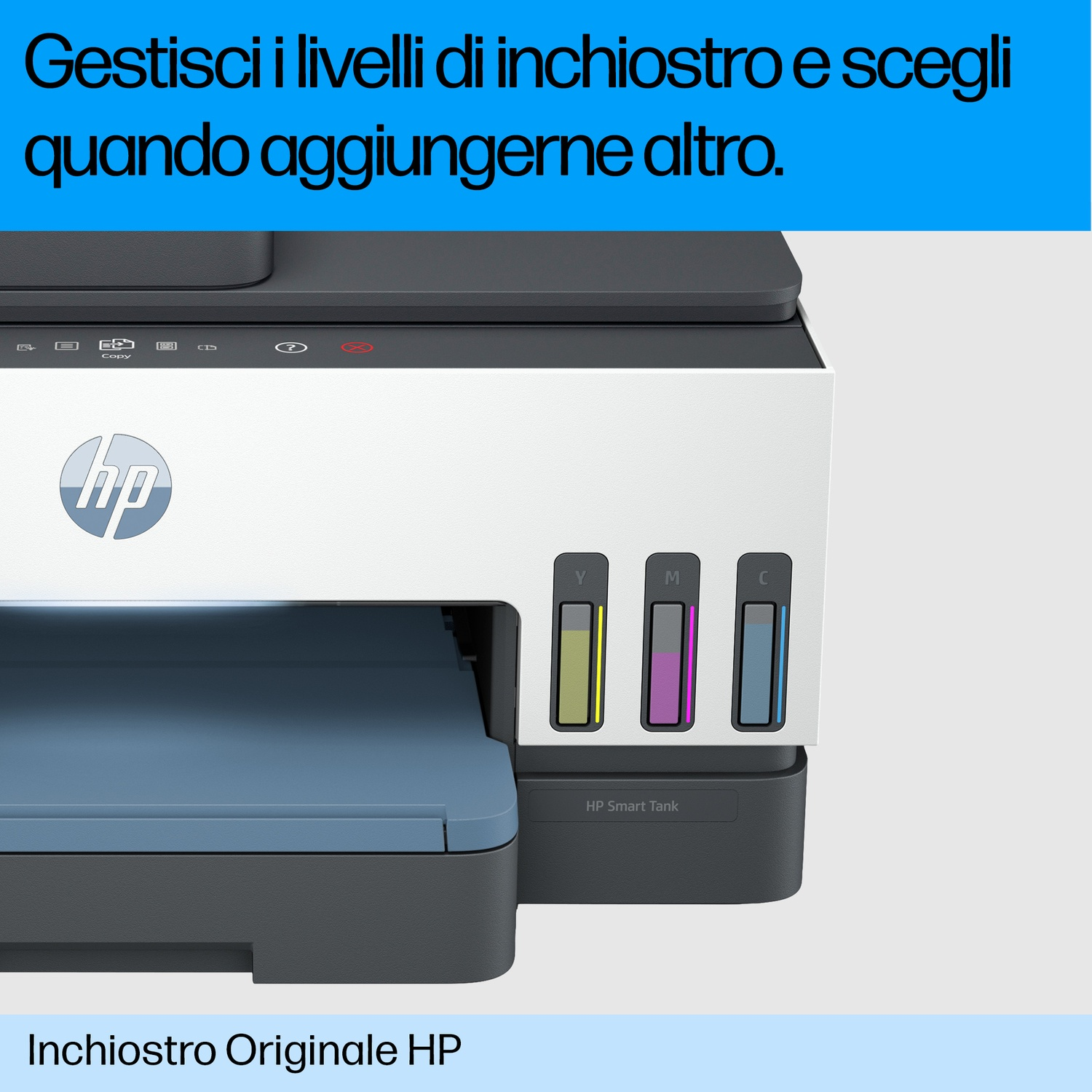 Primo piano di una stampante HP che mostra le cartucce d'inchiostro. Testo: 'Gestisci i livelli di inchiostro e scegli quando aggiungerne altro.'