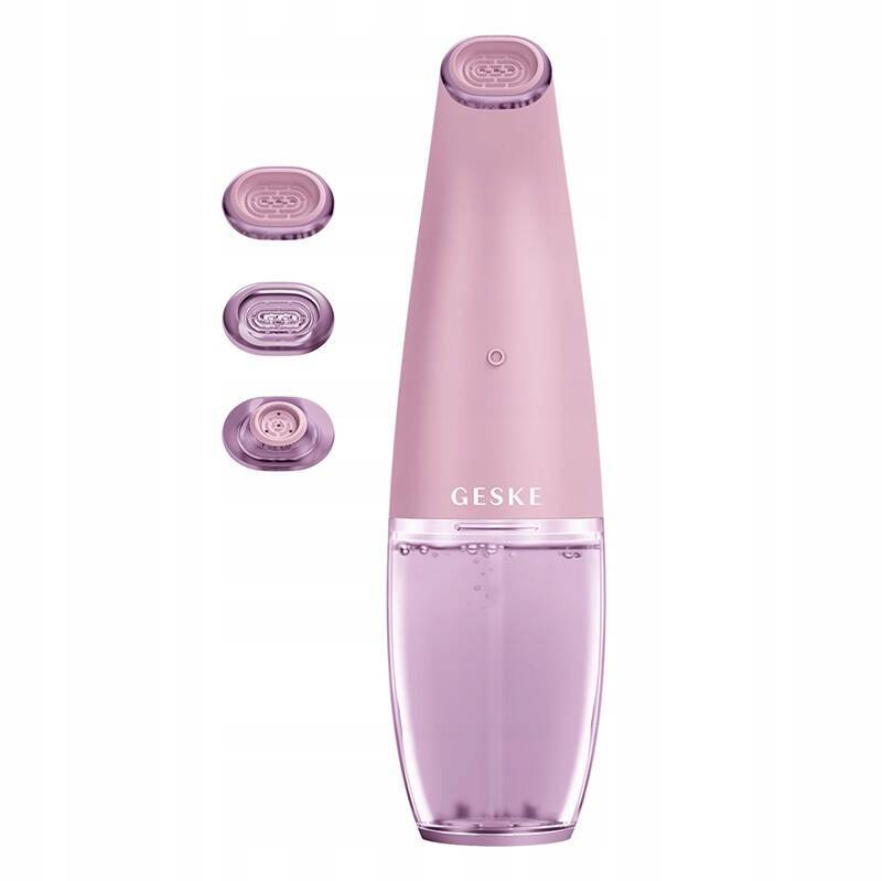 Un dispositivo de belleza Geske rosa con tres accesorios a la izquierda. Tiene una parte superior redondeada y una base transparente.