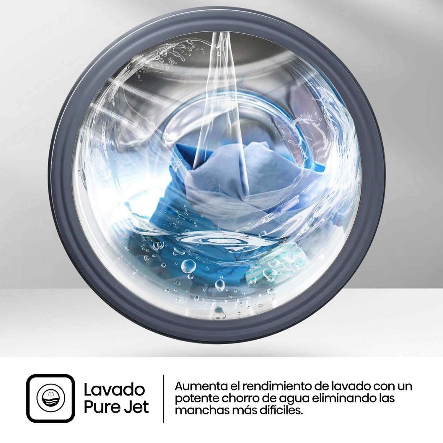 Tambor de lavadora con ropa azul y agua dentro.
