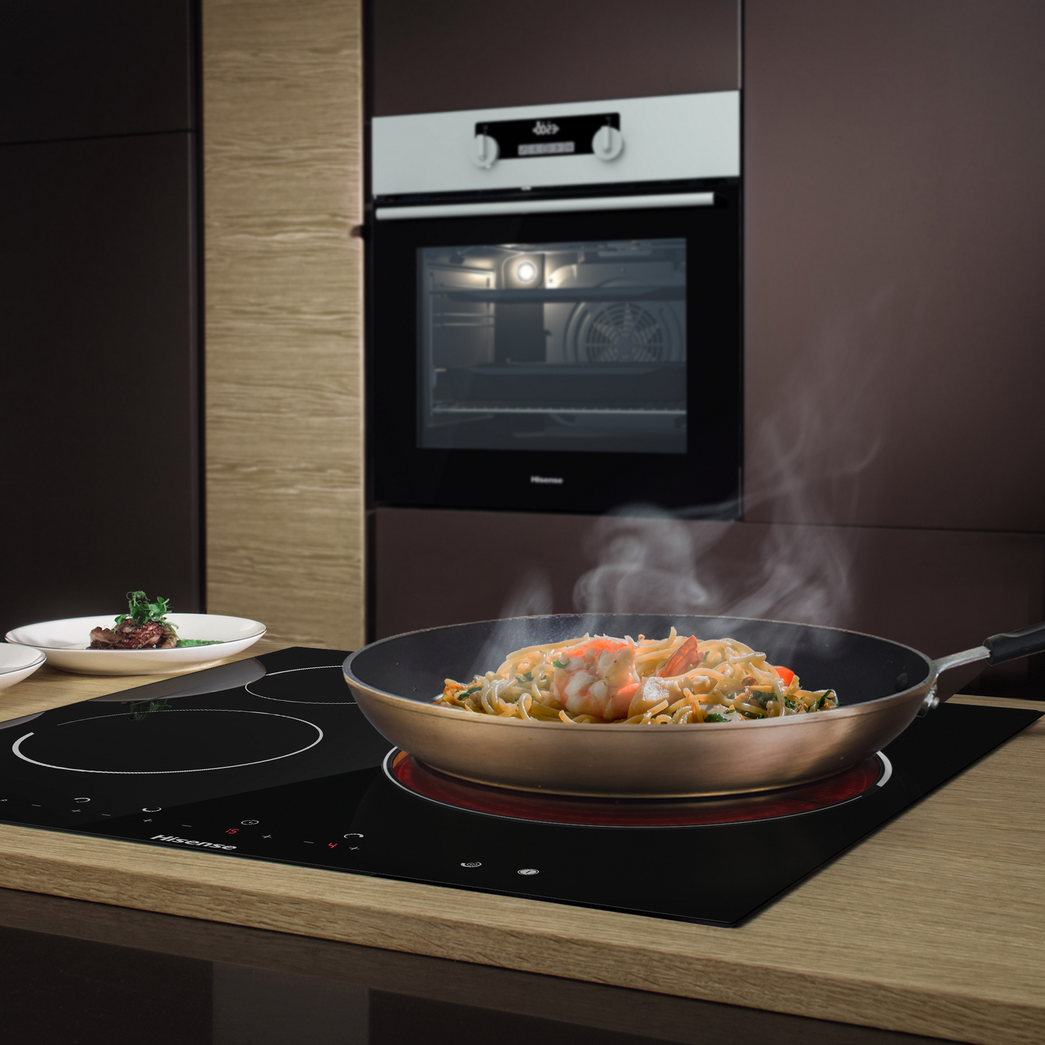 Una cocina con una estufa negra y una sartén con comida encima.