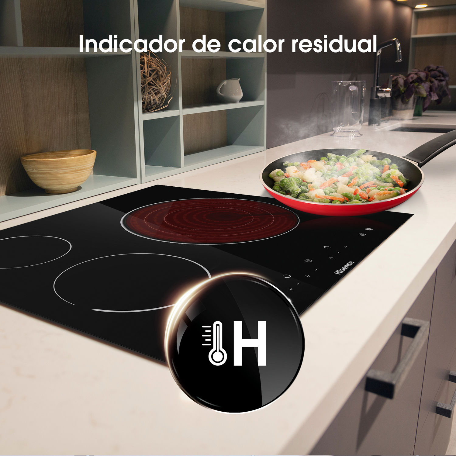 Encimera Hisense negra con verduras cocinándose en sartén roja, mostrador blanco.