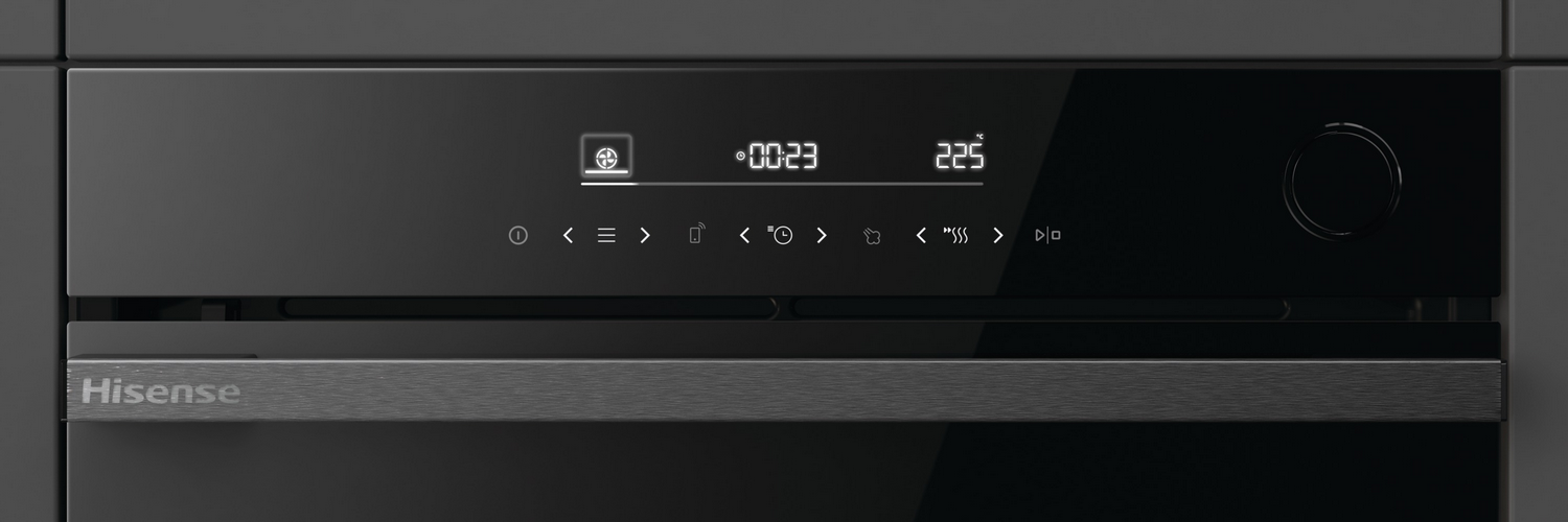 Horno negro con pantalla digital. Muestra la hora, temperatura e iconos.