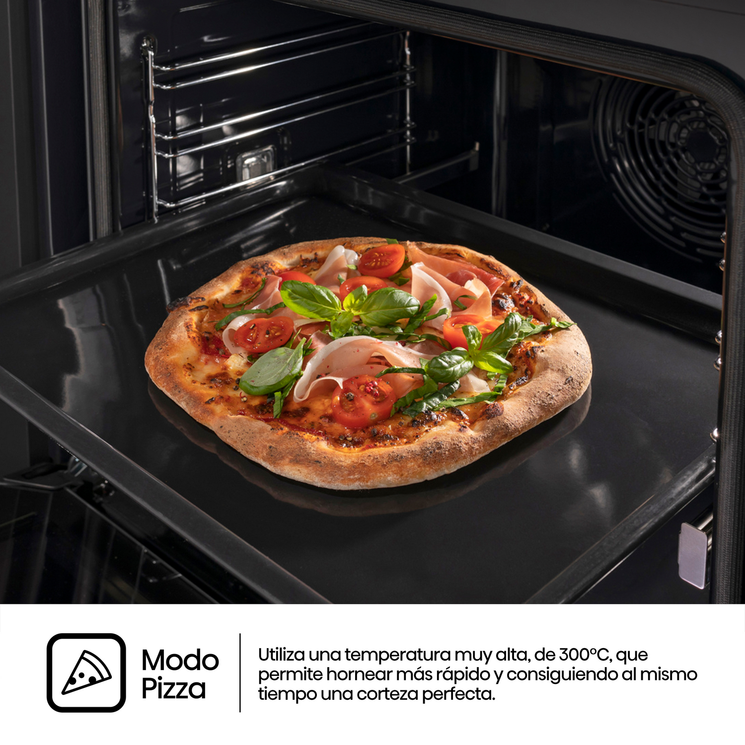 Una pizza con ingredientes encima está sobre una bandeja negra en el horno.