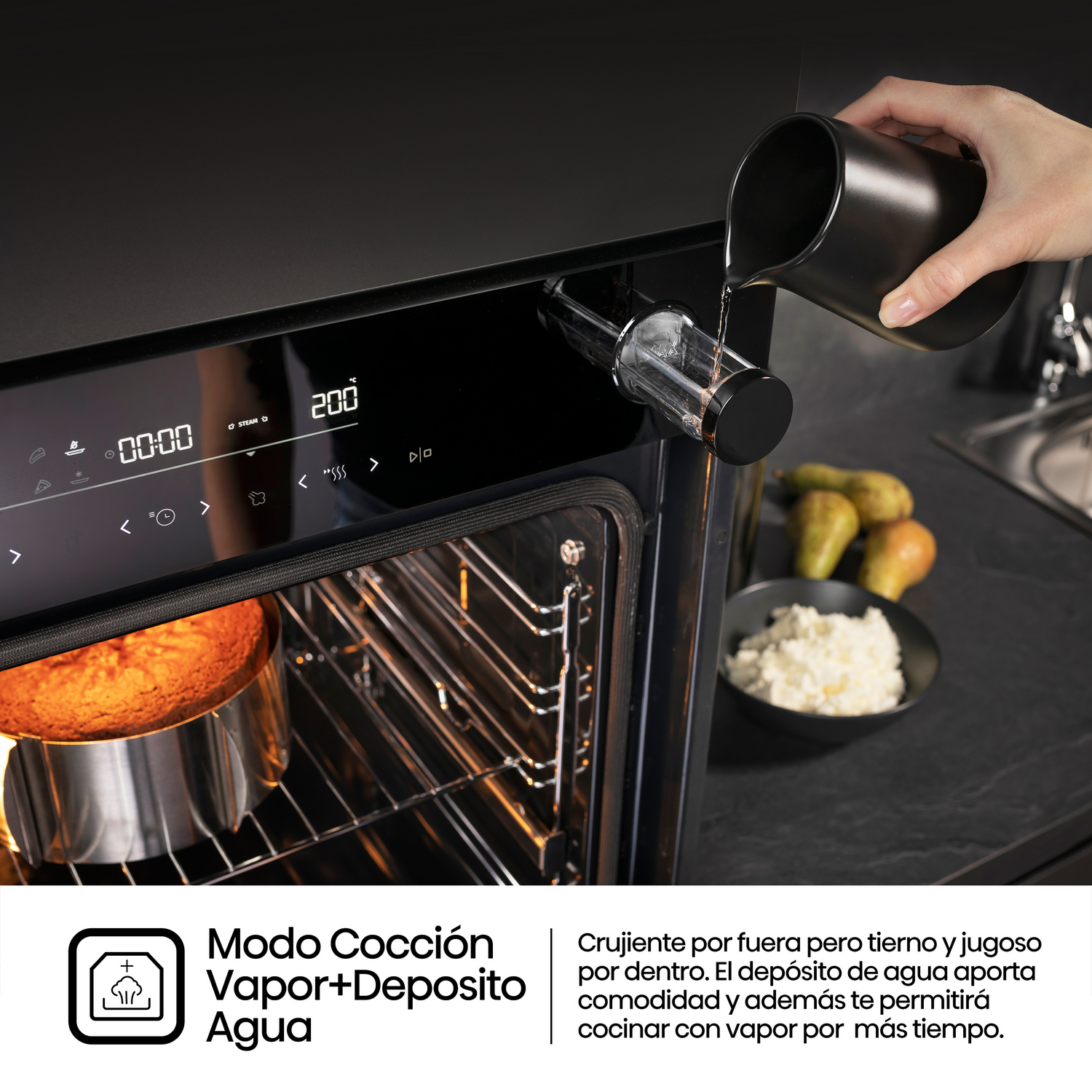 Una persona vierte agua en un horno negro. Un pastel se está horneando adentro.