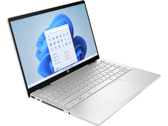 Ezüst laptop, nyitva a billentyűzet, a trackpad és a Windows 11 felületét mutató képernyő megmutatásához.