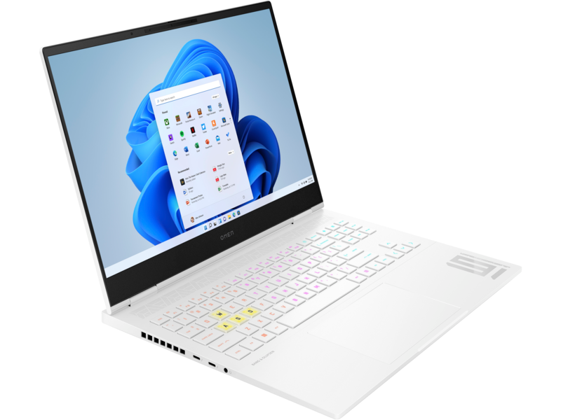 Egy fehér laptop színes billentyűzettel és egy Windows 11 felülettel a képernyőn.