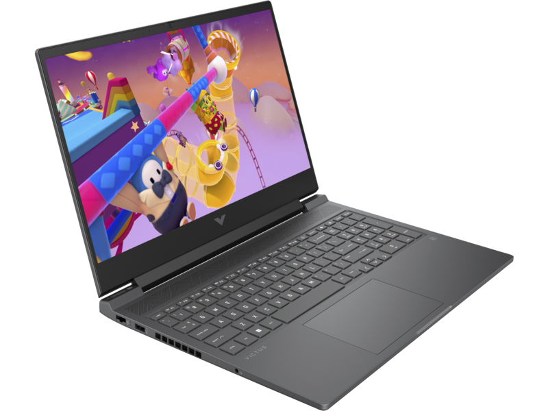 Szürke laptop nyitva, egy játékot mutatva a képernyőn, a billentyűzet látható. A laptop szögben van.