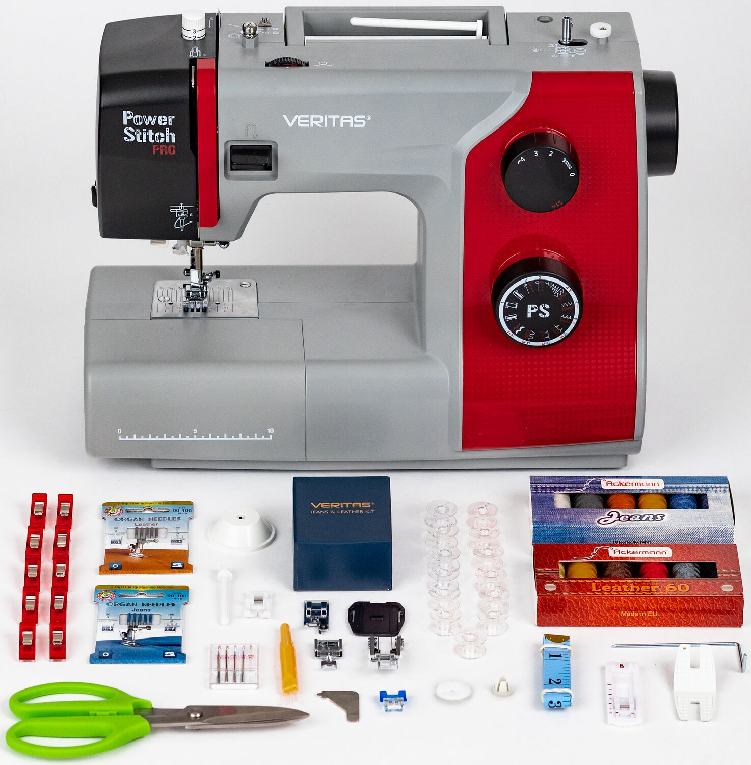 Nähmaschine und Nähzubehör. Die Maschine ist grau und rot, mit verschiedenen Accessoires drumherum.