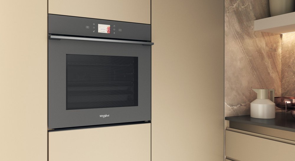 Egy beépített Whirlpool sütő a konyhában.