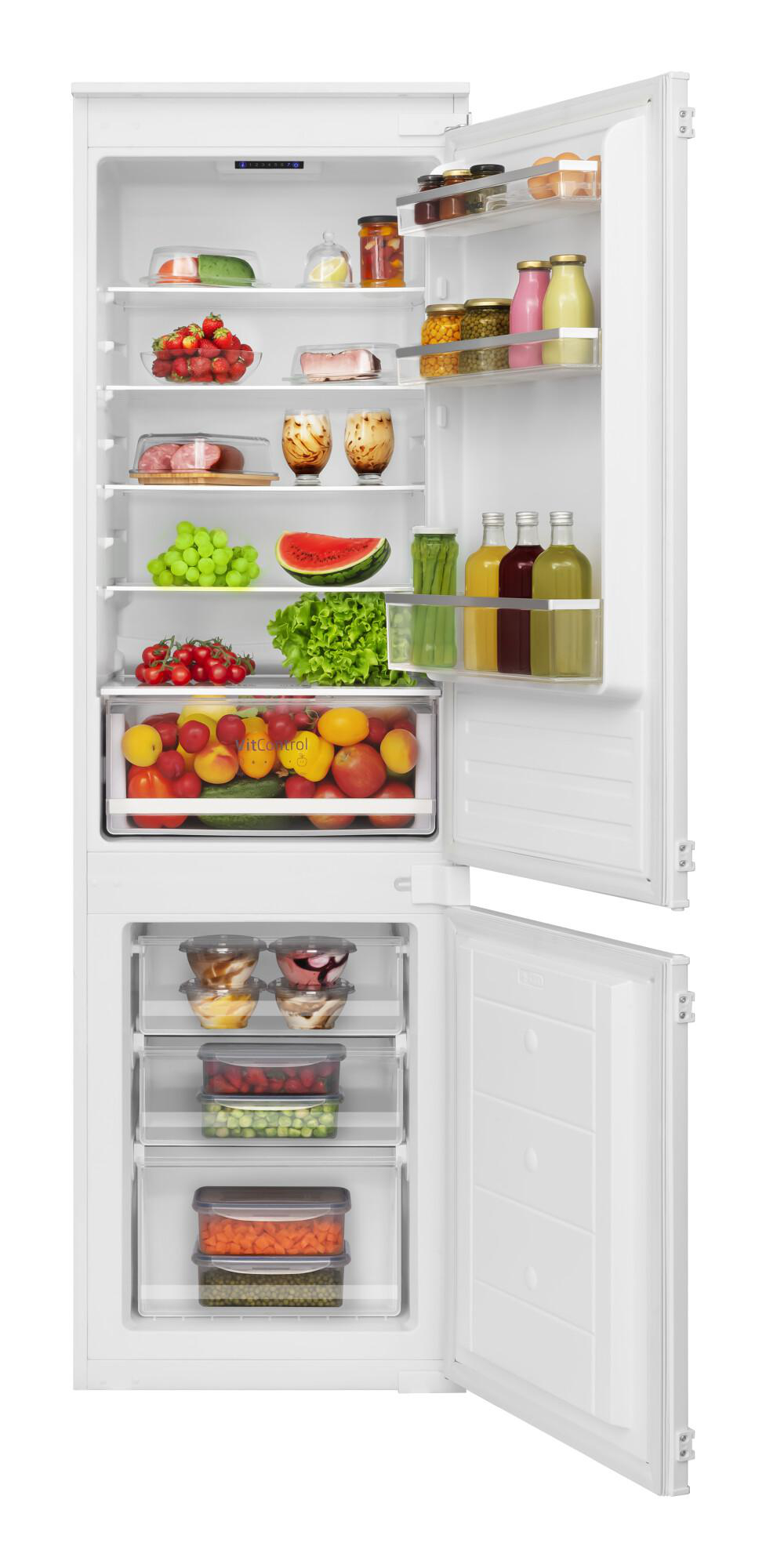 Ein weißer Kühlschrank mit geöffneter Tür, die Regale mit Lebensmitteln zeigt, darunter Obst, Gemüse und Getränke.