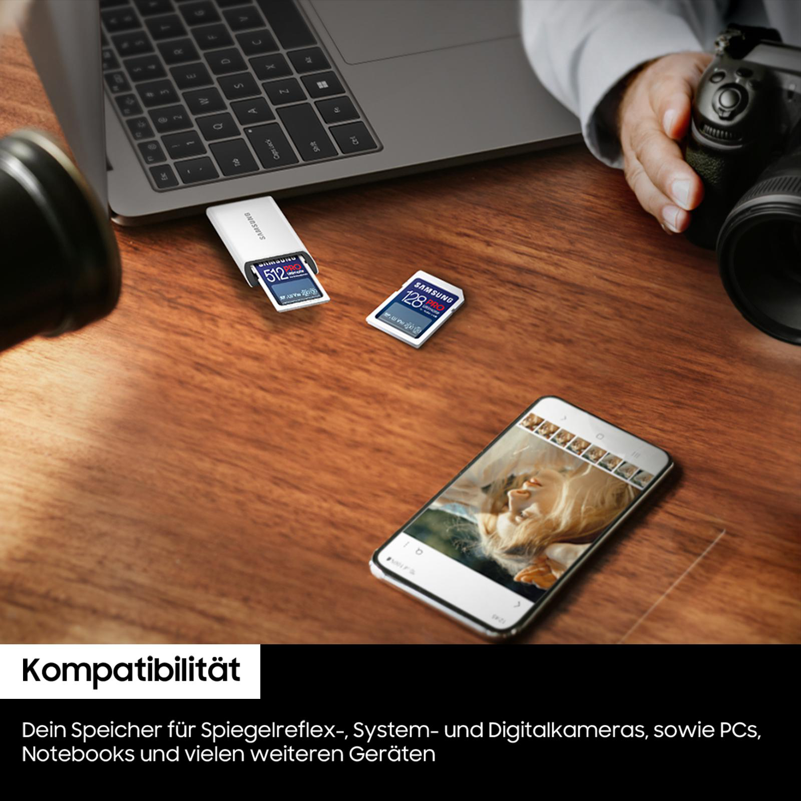 Ein Laptop mit SD-Karten und einem Telefon auf einem Schreibtisch.