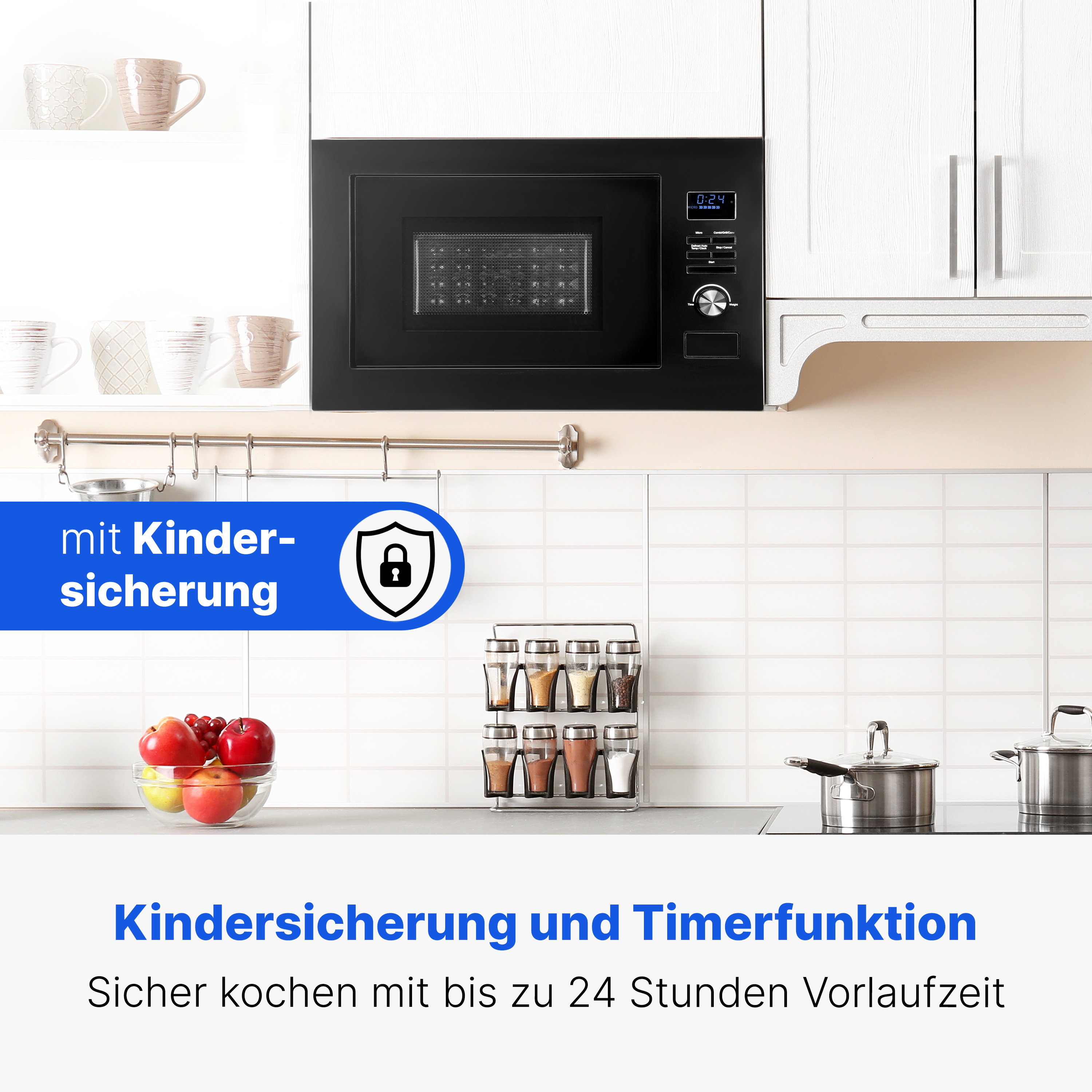 Moderne Küche mit Mikrowelle, Gewürzregal, Obst und Kochtöpfen.
