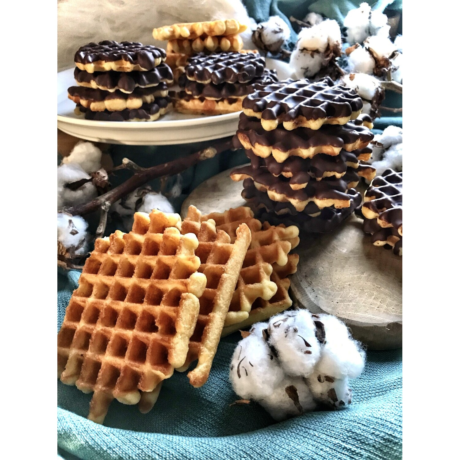 Close-up van wafels, sommige met chocolade, en katoen.