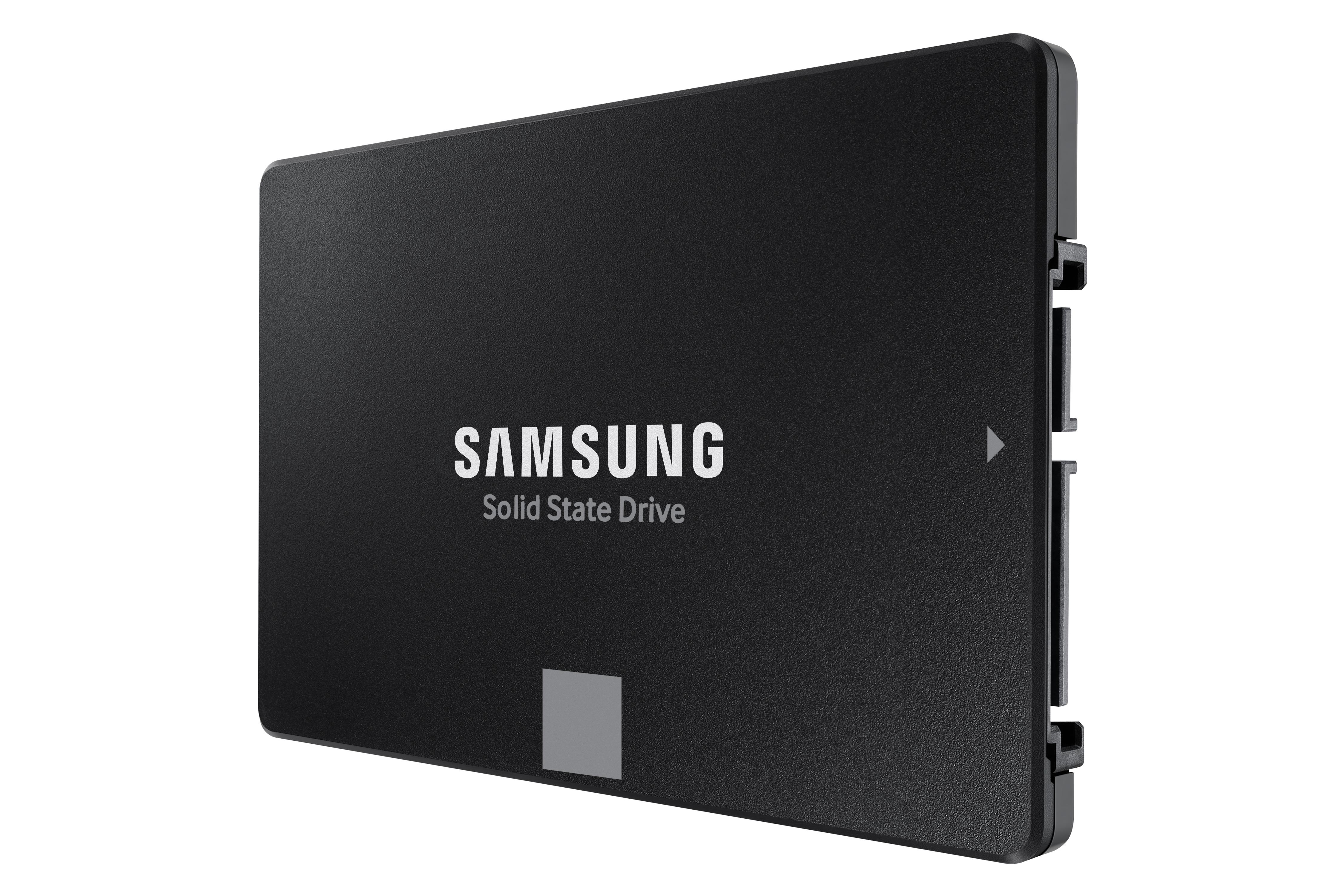 Schwarze Samsung SSD. Weißes Samsung Logo. Angesichtete Ansicht. Weißer Hintergrund. Datenanschlüsse sichtbar.