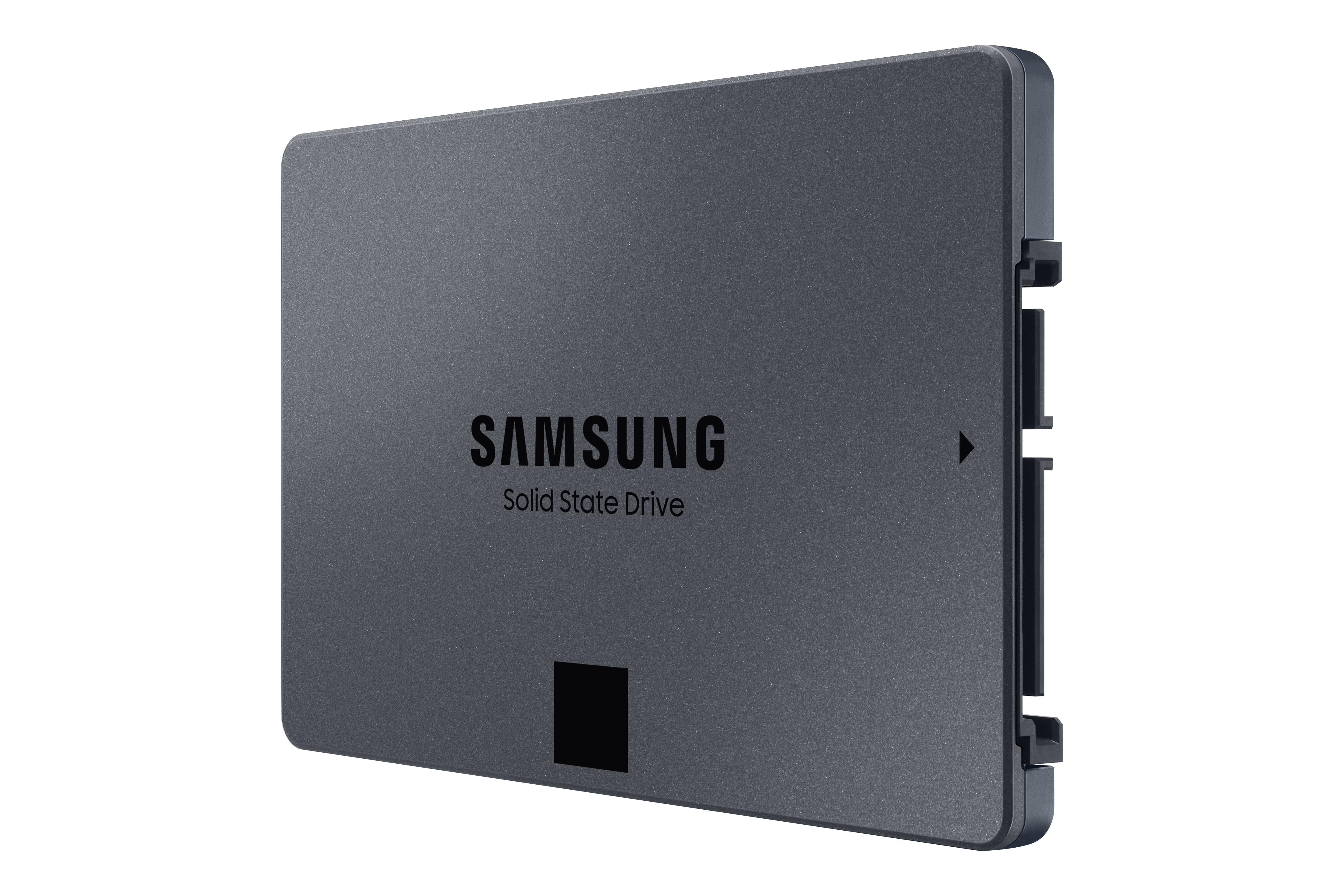 Ein graues Samsung Solid State Drive mit schwarzem Quadrat und Anschluss.