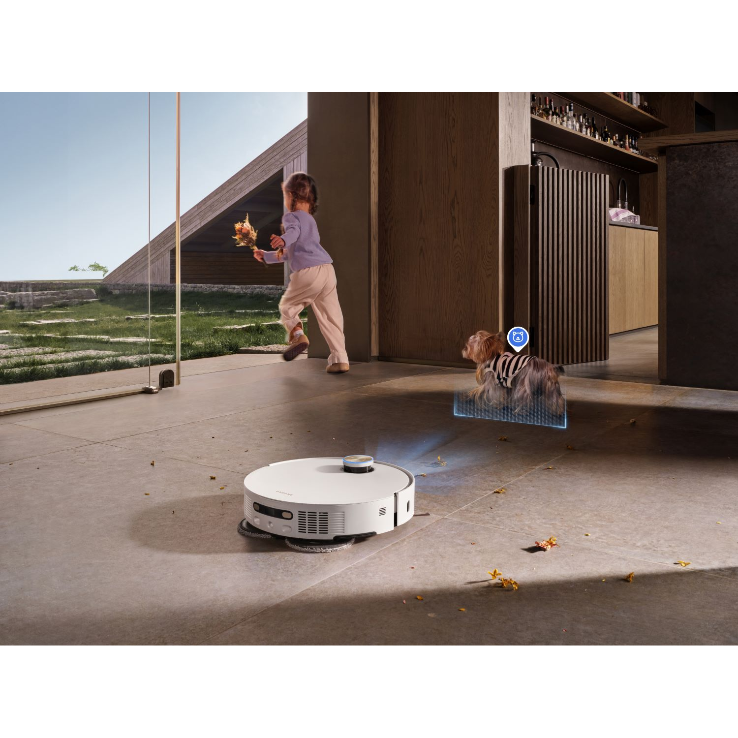 Een robotstofzuiger stofzuigt een vloer terwijl een kind en een hond toekijken.