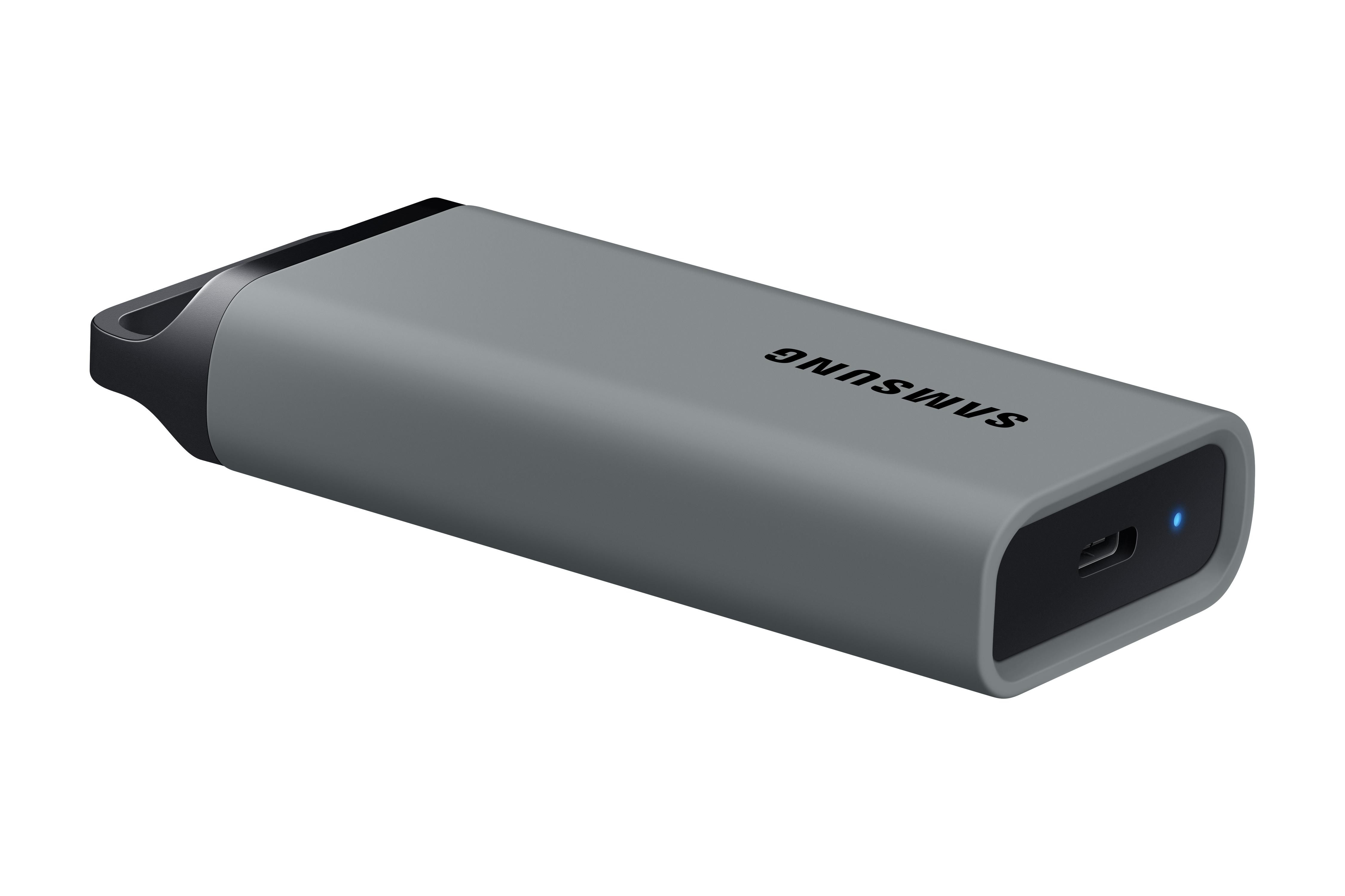 Graue externe SSD von Samsung. Der Markenname ist sichtbar. Das Gerät steht auf weißem Grund.