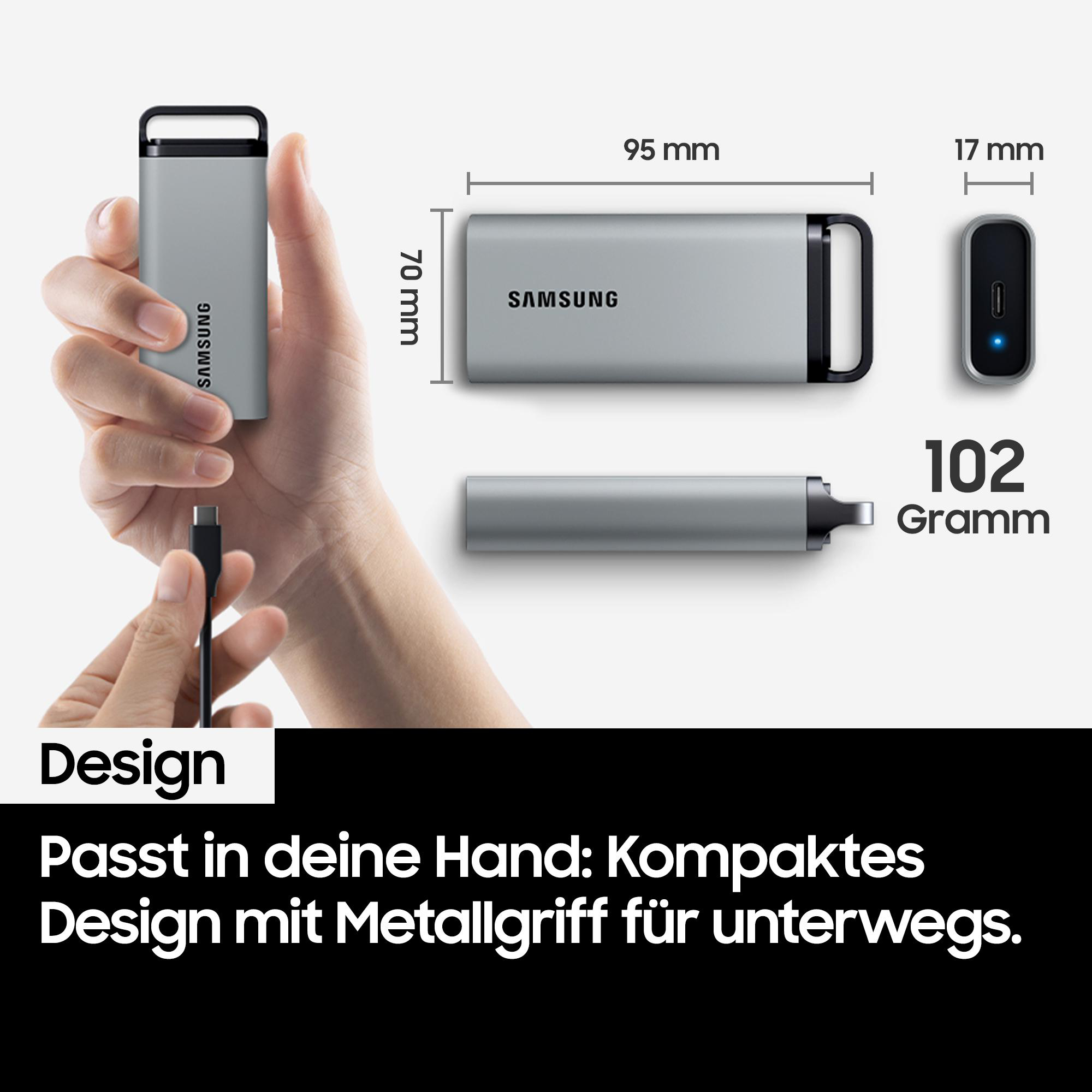 Hand hält graue Samsung externe Festplatte mit Maßen und ein kleines, schwarzes Gerät.