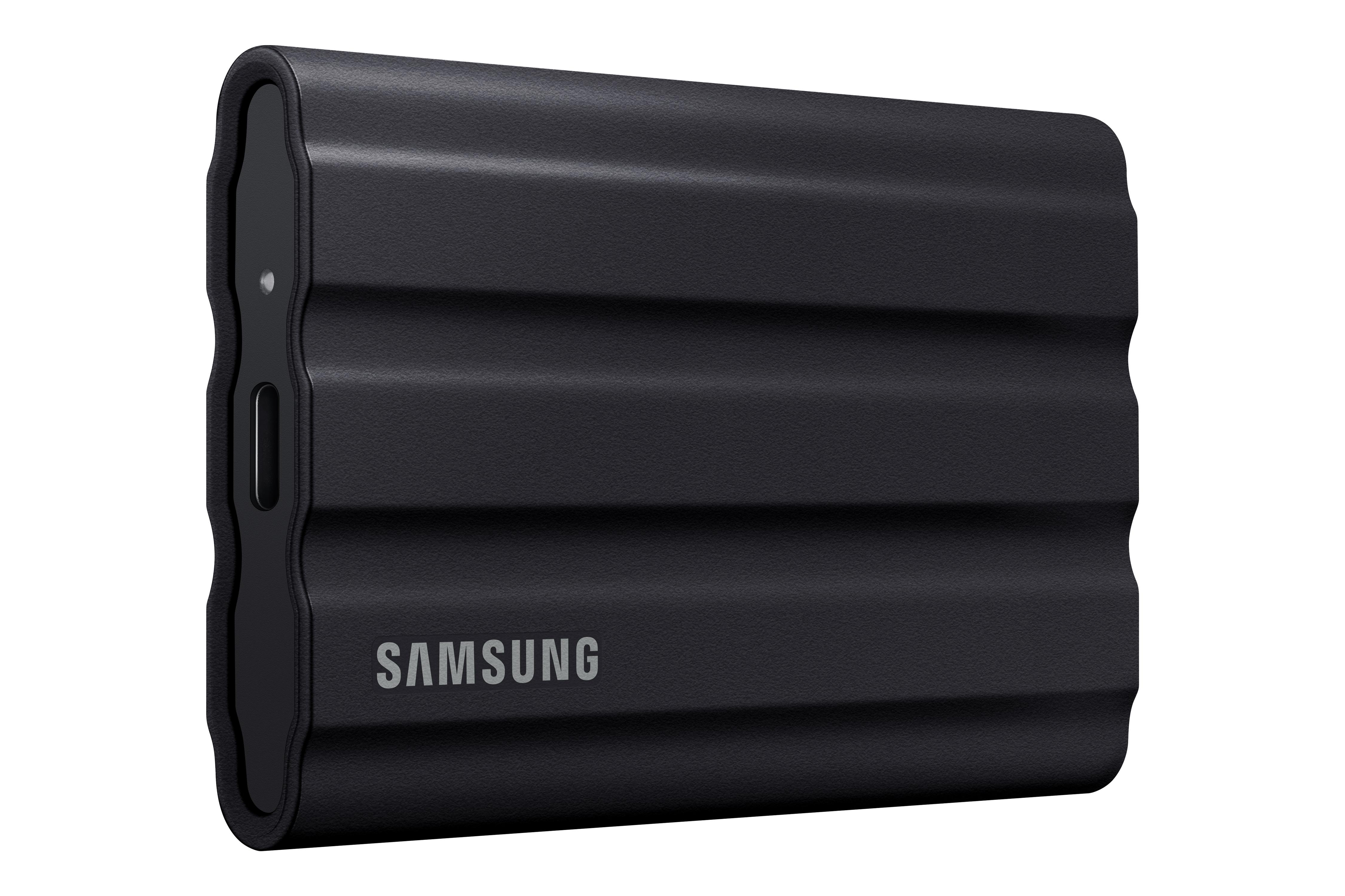 Nahaufnahme einer schwarzen tragbaren Samsung SSD. Sie hat ein geripptes Design mit silbernem Samsung-Logo.