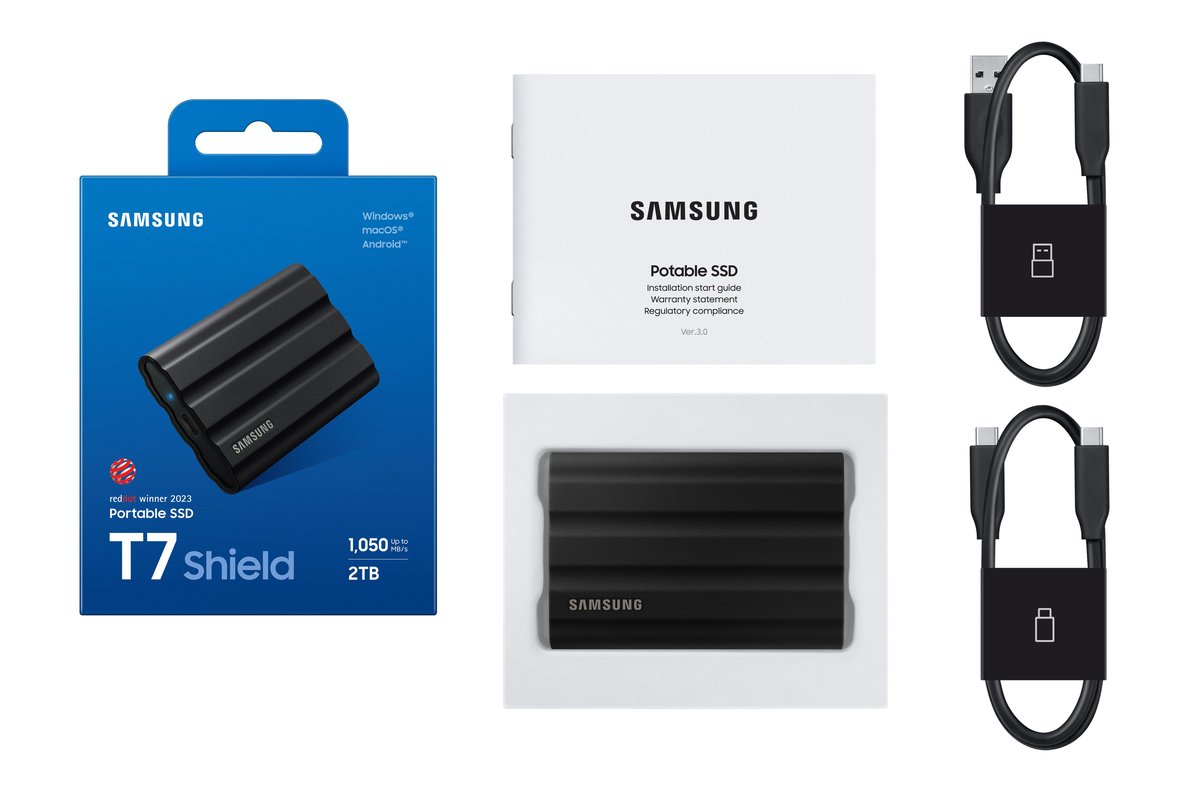 Eine Box, eine geöffnete Box und der Inhalt einer schwarzen tragbaren Samsung SSD, ein Handbuch und zwei USB-Kabel.