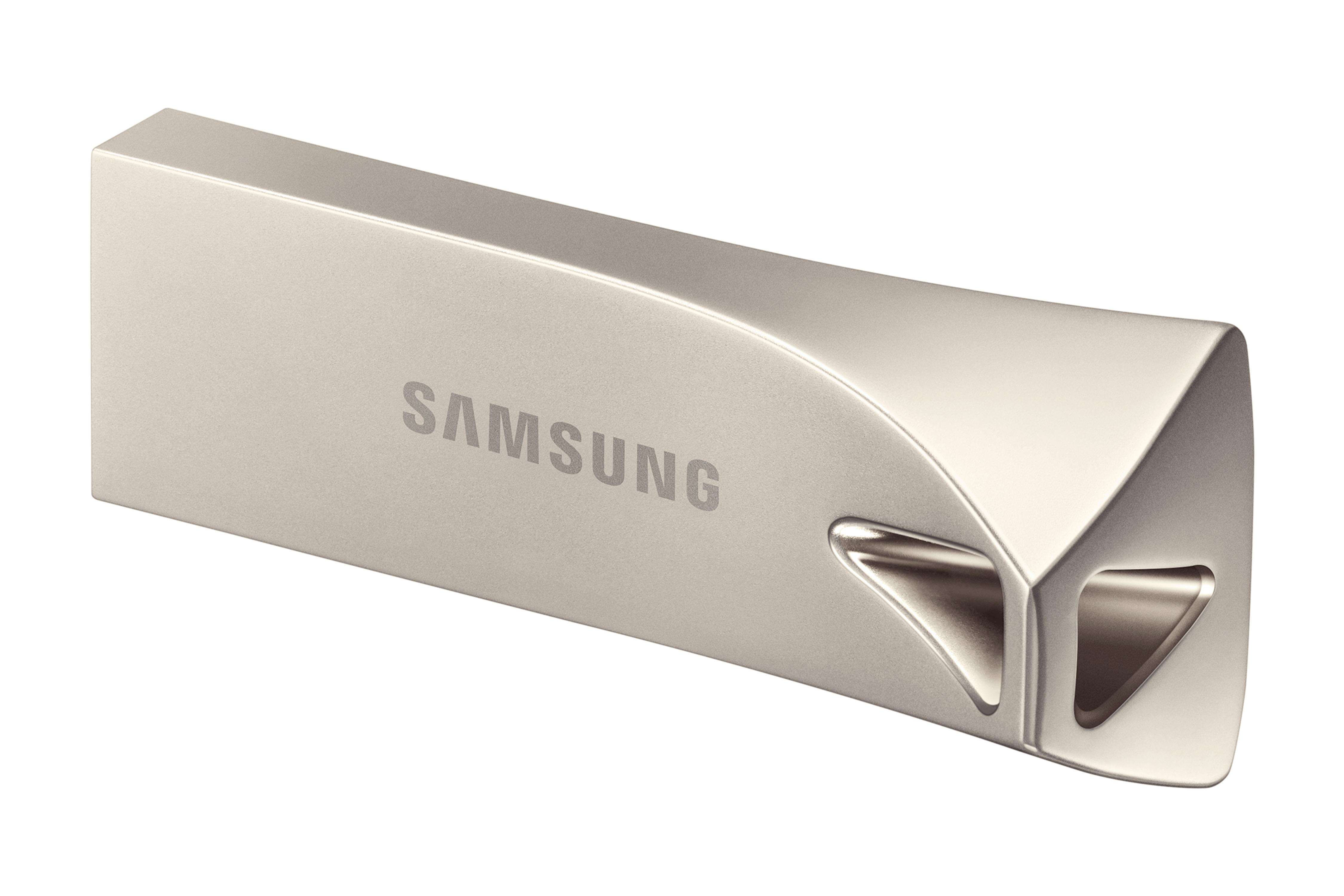Ein silberner Samsung USB-Stick. Er hat den Markennamen und ein einzigartiges geometrisches Design.
