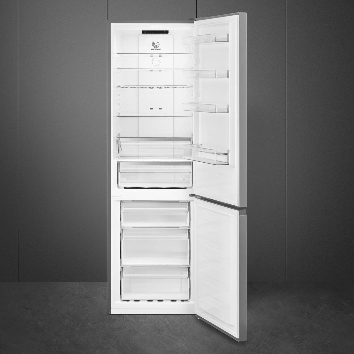 Koelkastinterieur met planken en lades, de deur is open, grijze achtergrond.