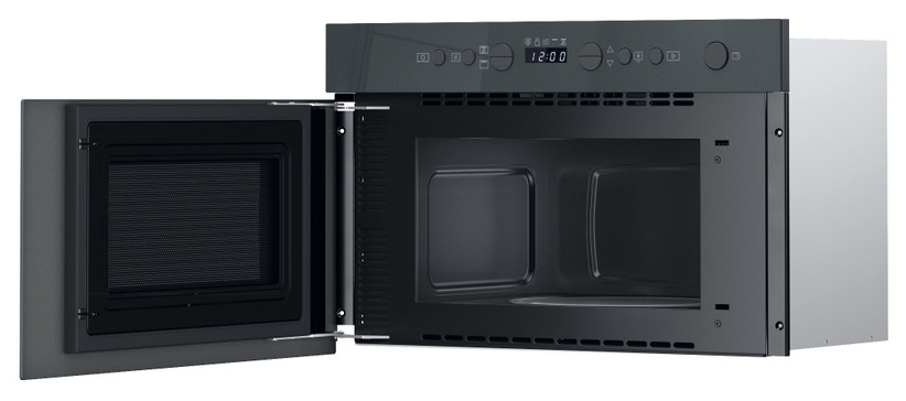 Whirlpool mikrohullámú sütő nyitott ajtóval, bemutatva a belső teret és a vezérlőpanelt.